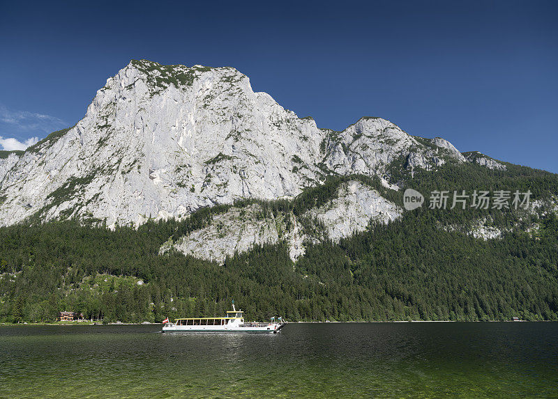 旅游太阳能渡轮在美丽的阿尔陶斯湖，Ausseerland, Salzkammergut，奥地利